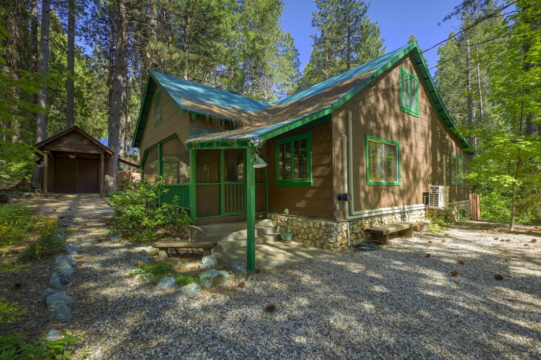 - Special Finds, Unique Homes Exterior of the Vintage Dream Log Cabin
