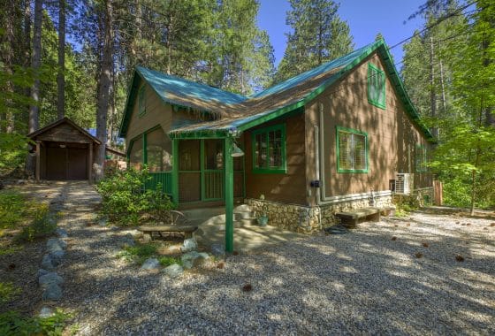 Exterior of the Vintage Dream Log Cabin